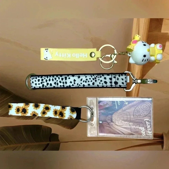 🆕 Black and Yellow Keychain Bundle - Picture 5 of 5